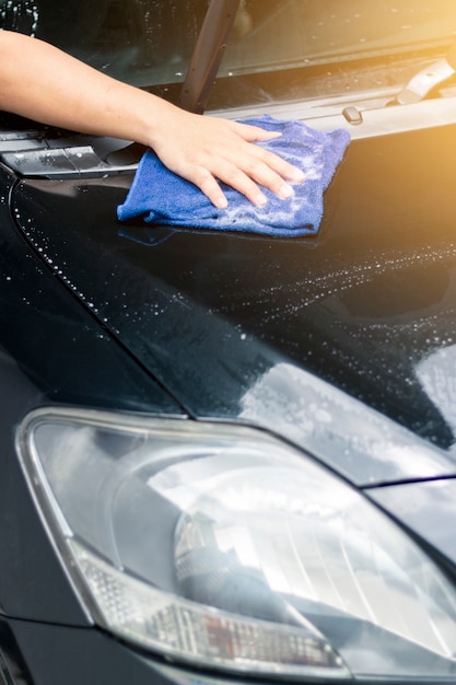 Les gens nettoient et lavent la voiture