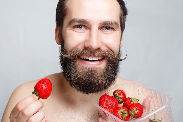 gens, nourriture, beauté, style de vie, saint valentin, concept, closeup, portrait, jeune homme, tenue, a, fraise, et, sourire