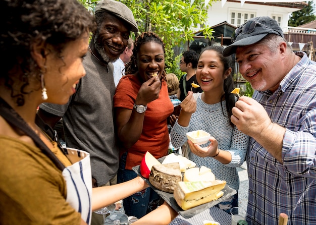 Les gens à la nourriture locale saine festive