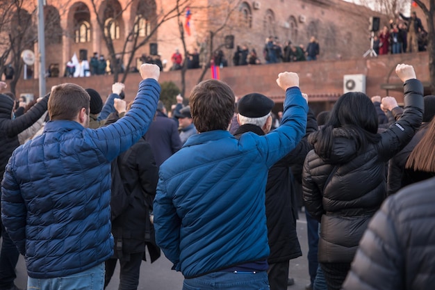 Les gens ont levé la main pendant la manifestation