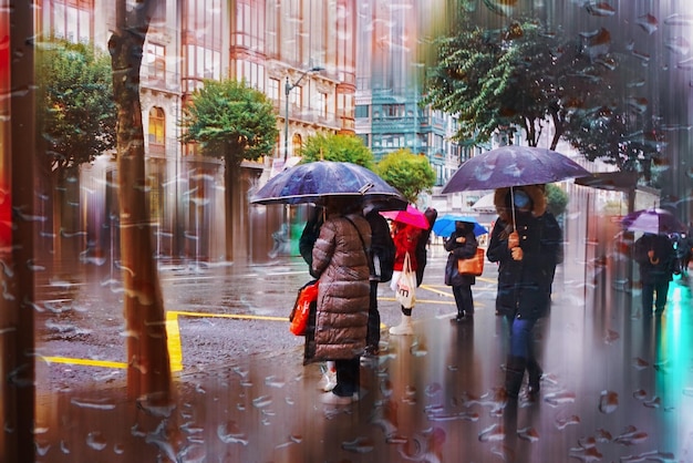 Les gens avec un parapluie les jours de pluie en saison d'hiver bilbao pays basque espagne