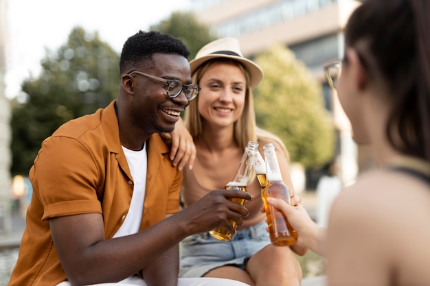 Les gens passent du temps ensemble dehors en été