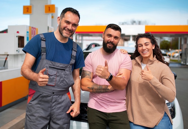 Les gens passent du temps à la station-service