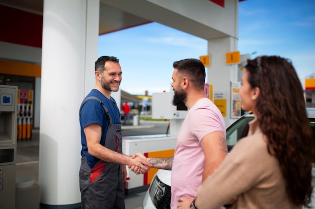 Les gens passent du temps à la station-service