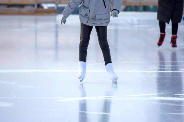 Les gens patinent sur une patinoire. passe-temps et loisirs. sports d'hiver