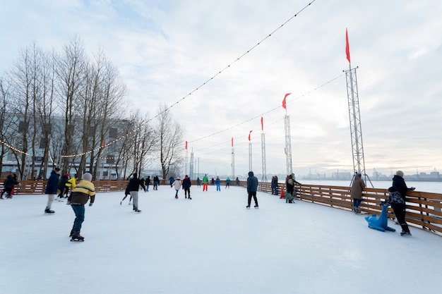 Les gens patinent sur la patinoire en Russie.