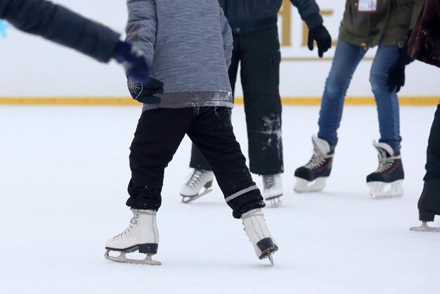 Les gens patinent sur la patinoire