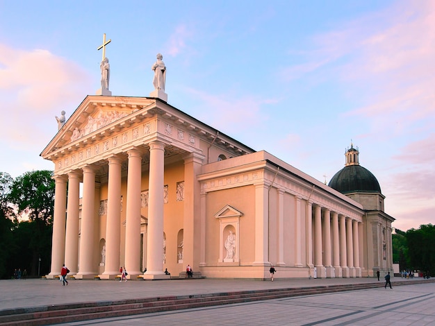 Les gens sur la place de la cathédrale et le clocher dans le centre-ville historique de Vilnius, en Lituanie. Au coucher du soleil