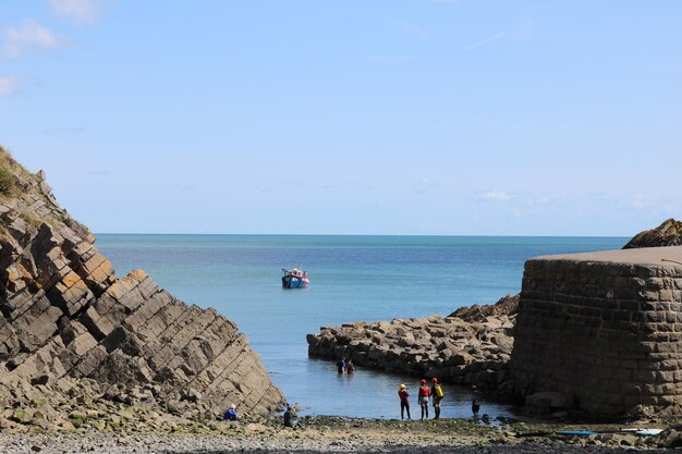 Des gens sur la plage contre le ciel