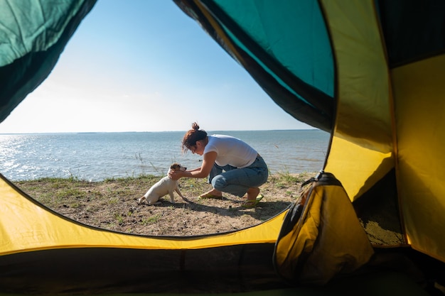 Des gens sur la plage contre le ciel