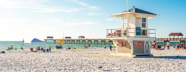 Des gens sur la plage contre le ciel