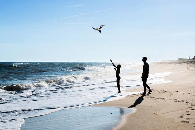 Des gens sur la plage en été.