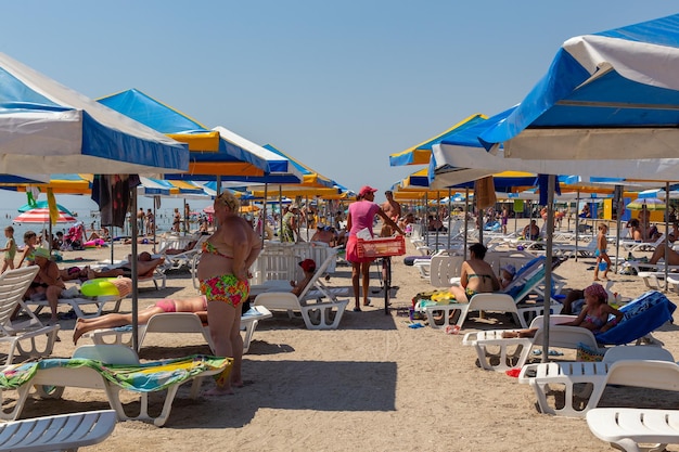 Les gens sur la plage de la mer Noire avant la guerre