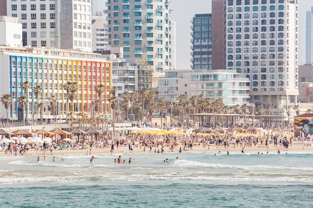 Des gens à la plage en ville.
