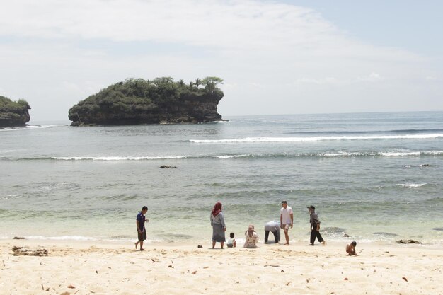 Des gens sur la plage.