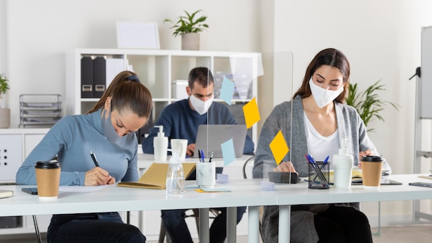 Photo gens de plan moyen travaillant en silence