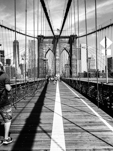 Photo des gens sur un pont contre le ciel en ville