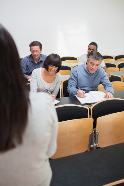 Les gens prennent des notes dans une conférence