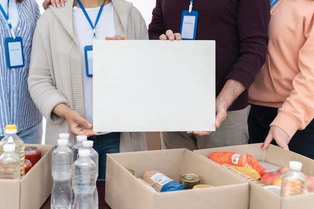 Photo les gens préparent une banque alimentaire pour les pauvres