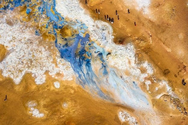 Les gens près de la rivière dans la vallée des geysers en Islande Paysage aérien au-dessus de la rivière Paysage islandais depuis l'air Lieu célèbre Image de voyage