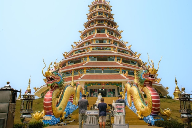 Les gens priaient au temple Wat Huay Pla Kang avec des dragons à Chiang Rai Thaïlande