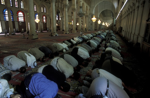 Des gens prient dans la mosquée omayyade