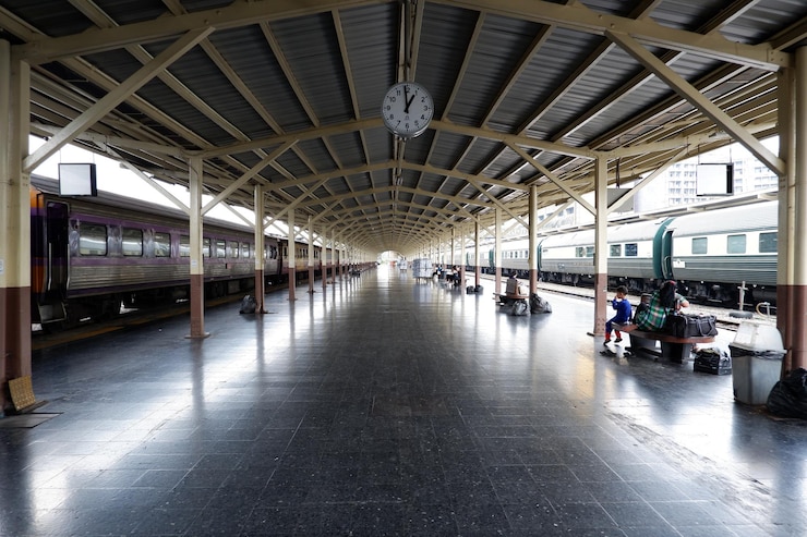 Photo des gens qui attendent sur le quai de la gare.