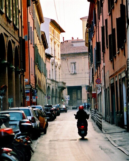 Photo des gens qui conduisent un scooter dans la rue.