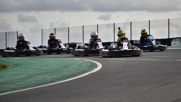 Photo des gens qui conduisent des voitures de course sur la route.