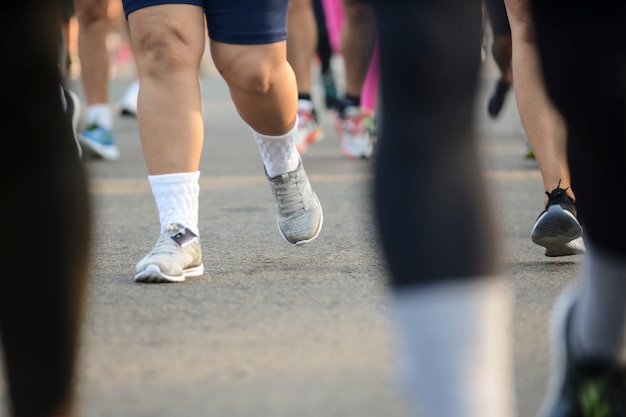 Les gens qui courent dans une course de rue sur une surface asphaltée