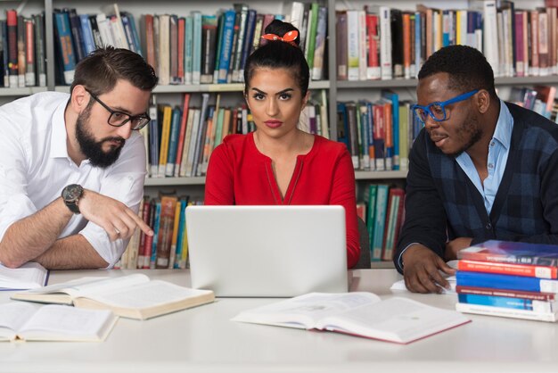 Photo les gens qui étudient dans une bibliothèque