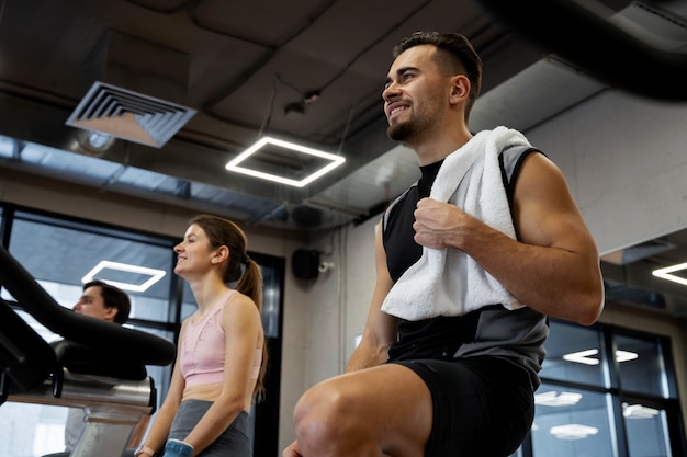 Photo les gens qui font du vélo en salle