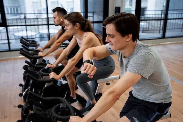 Photo les gens qui font du vélo en salle