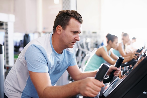 Des gens qui font de l'exercice au gymnase.