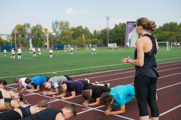 Photo des gens qui font de l'exercice dans le parc.