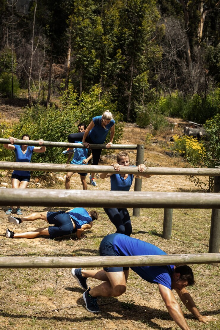 Photo les gens qui franchissent des obstacles pendant la course d'obstacles