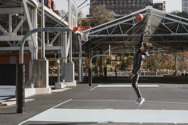 Photo les gens qui jouent au basket