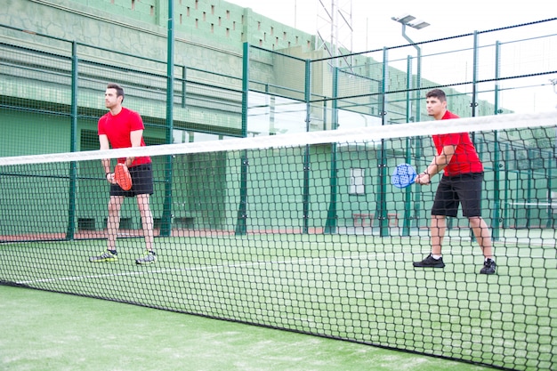 Les gens qui jouent au padel, également connu sous le nom de paddle tennis