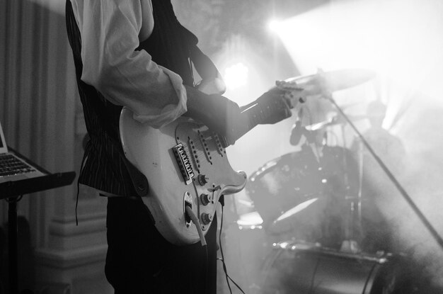 Photo des gens qui jouent de la guitare.