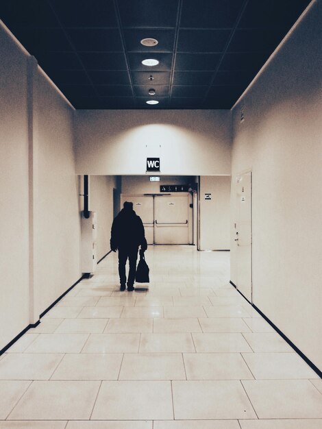 Des gens qui marchent dans le couloir.