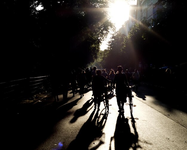 Photo des gens qui marchent dans la rue.