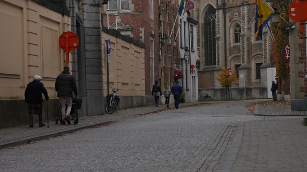 Photo des gens qui marchent dans la rue.