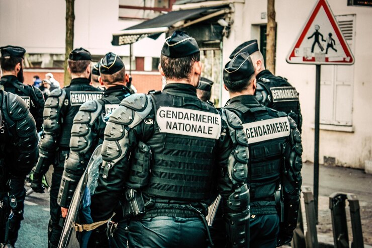Photo des gens qui marchent dans la rue.