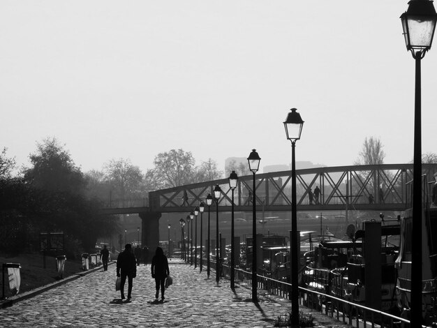 Photo des gens qui marchent sur la passerelle.