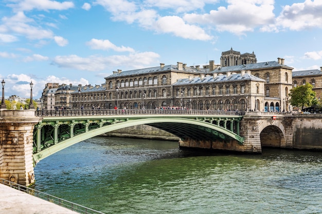 Les gens qui marchent sur le pont sur la Seine