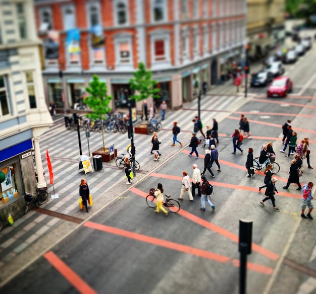 Photo des gens qui marchent sur la route en ville.