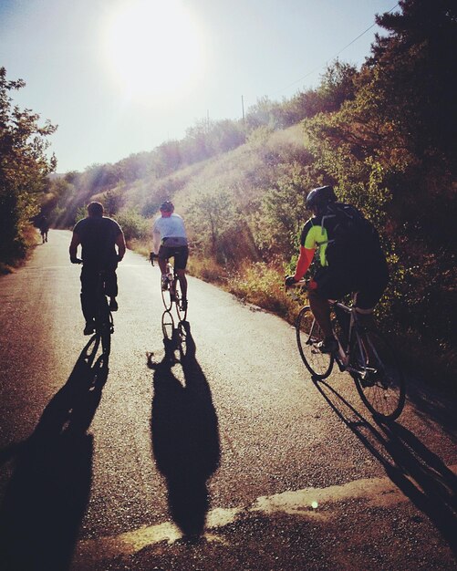 Photo des gens qui marchent sur la route.