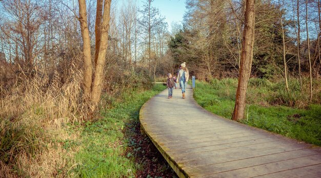 Photo des gens qui marchent sur le sentier au milieu des arbres.