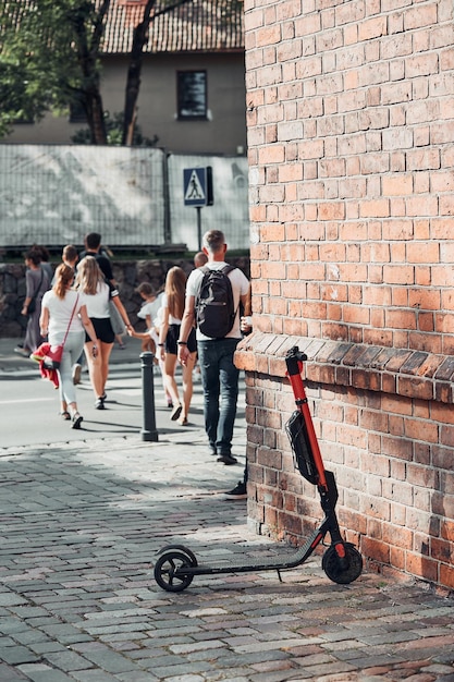 Photo des gens qui marchent sur le trottoir en ville.