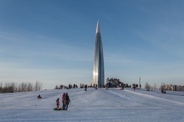 Les gens qui passent le week-end d'hiver en traîneau sur des tubes beignets à Saint-Pétersbourg, en Russie.